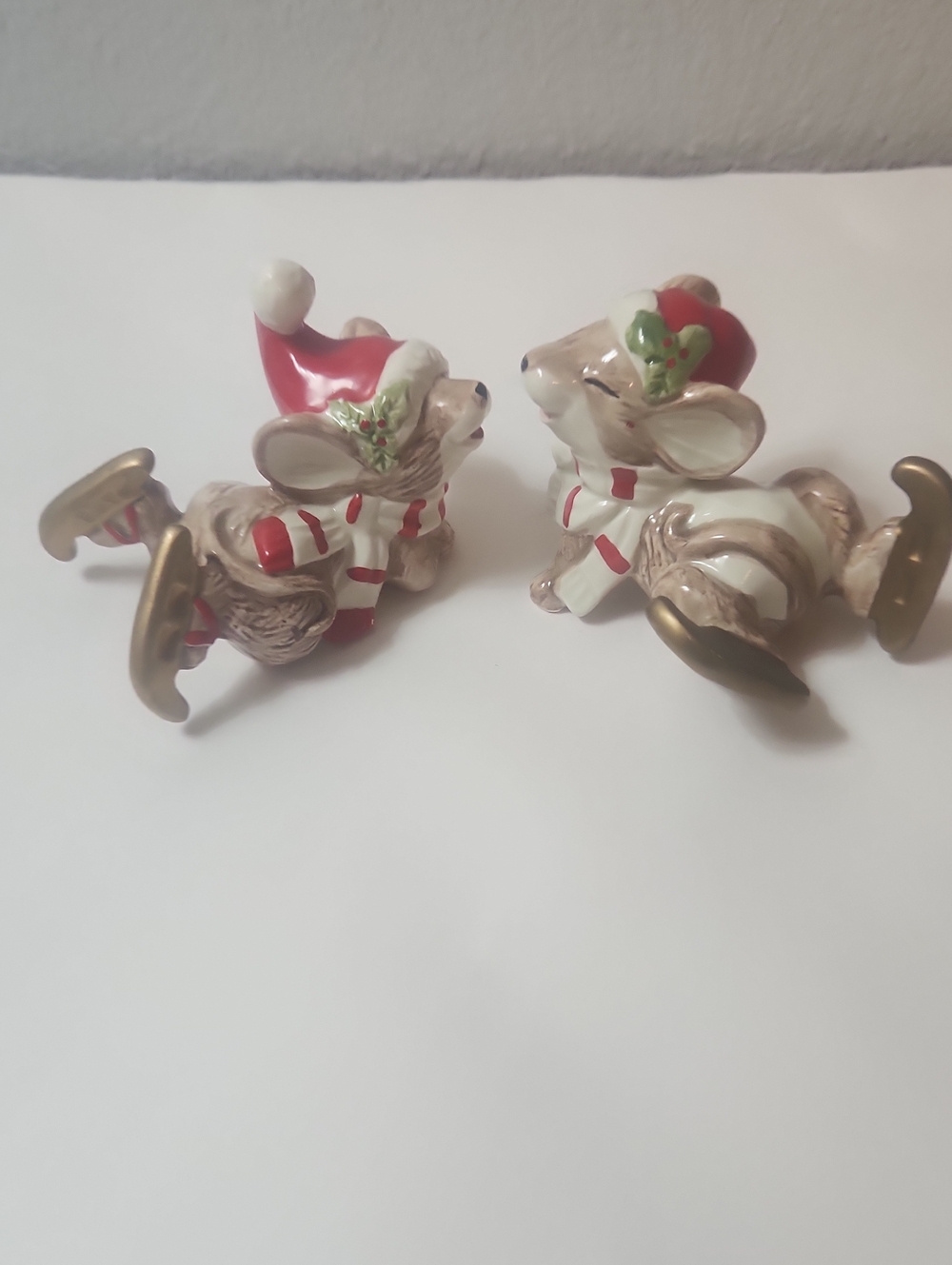 Omnibus Holiday Ice Skating Mouse Figurine Set - Red and Gold